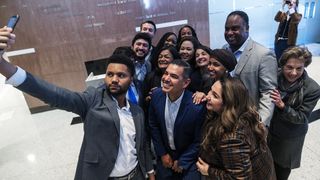 Un groupe de nouveaux membres du Progressive Caucus prend un selfie au siège de l'AFL-CIO à Washington, DC